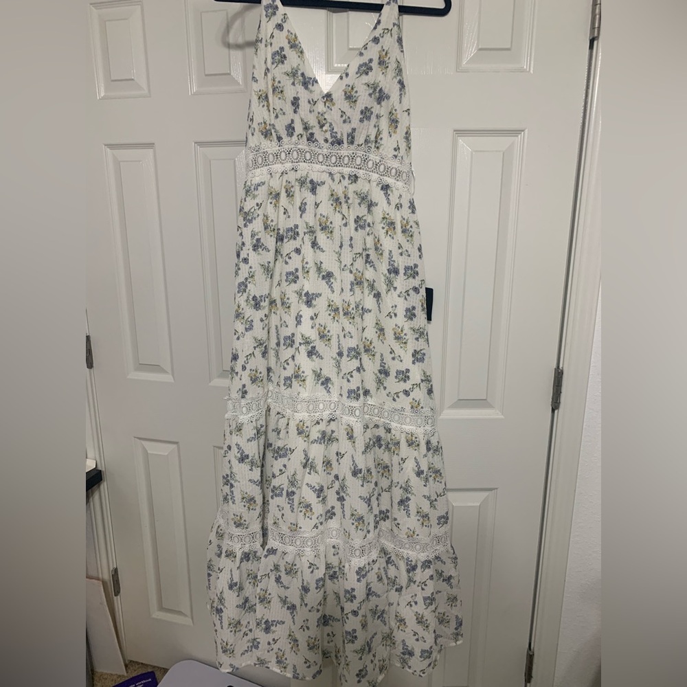 Lulu's Fond of Frolicking White Floral Print Seersucker
Maxi Dress - Picture 3 of 5